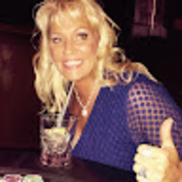 Profile Picture of Debbie Viragh (@debbiebrocato) on Poshmark