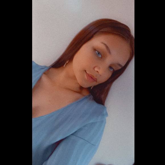 Profile Picture of Anna Kearns (@annakearns) on Poshmark