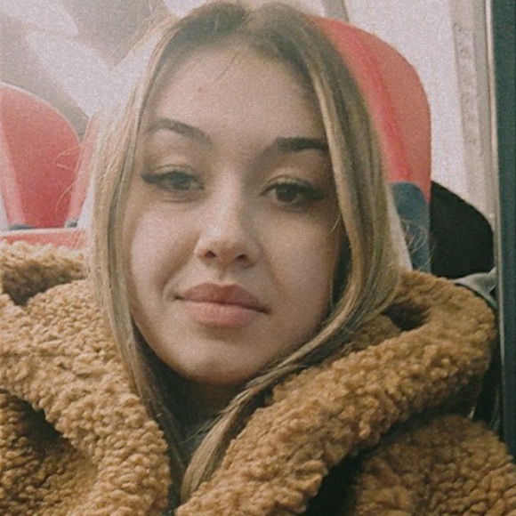 Profile Picture of Garri Topor (@garriitopor) on Poshmark