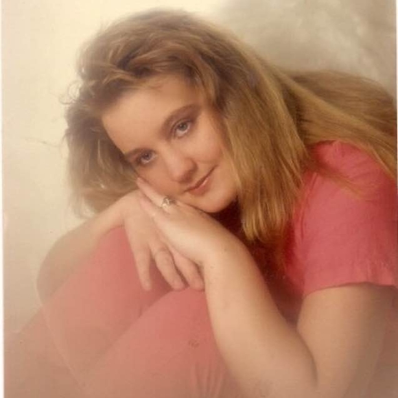 Profile Picture of April Link (@aprillink) on Poshmark