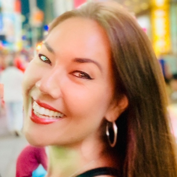 Profile Picture of Lauren Murata (@catmom808) on Poshmark