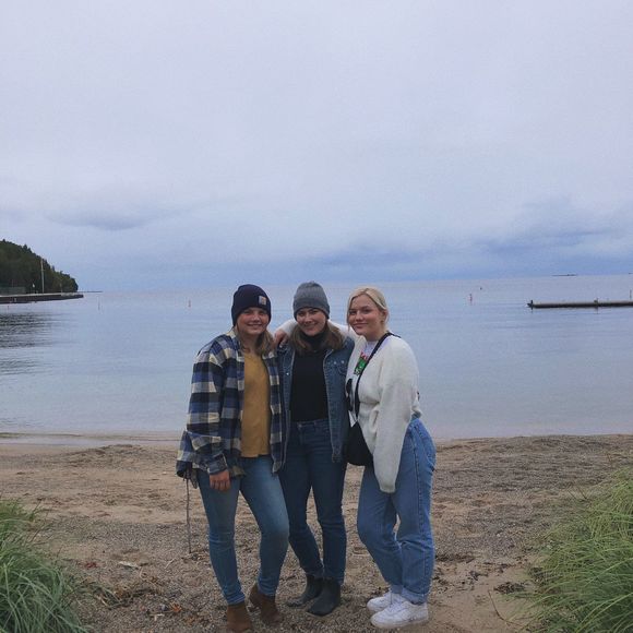 Profile Picture of Cassi Decloux (@ccdecloux) on Poshmark