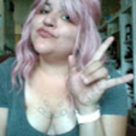 Profile Picture of Lorie Chivers (@kittysmoken) on Poshmark
