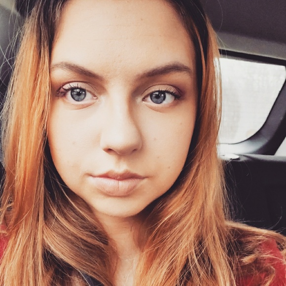 Profile Picture of Julia Jackson (@internetgirl427) on Poshmark