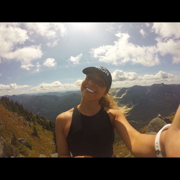 Profile Picture of Dana Goularte (@danagoularte) on Poshmark