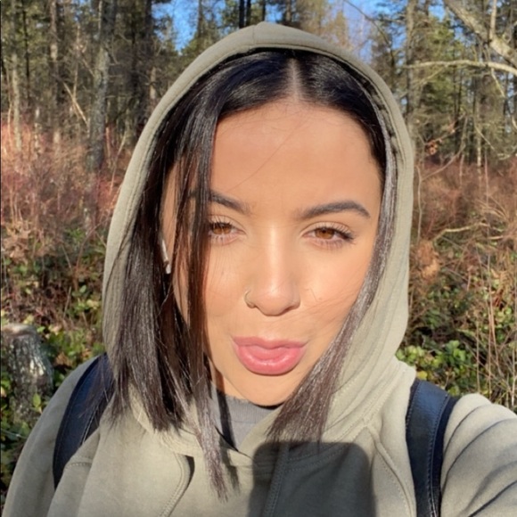 Profile Picture of Shelby Cuschieri (@shelbycuschieri) on Poshmark
