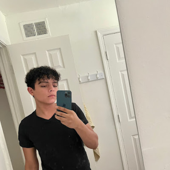 Profile Picture of Roberto Gaona (@roberto0100007) on Poshmark