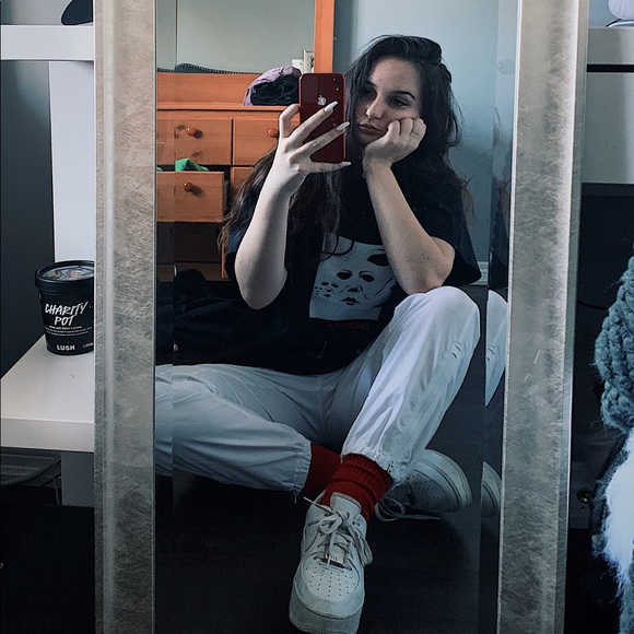 Profile Picture of Emily Andrews (@emilyandrewsss) on Poshmark