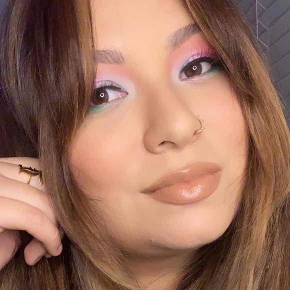 Profile Picture of Lauraelena Guerrero (@lolatlala) on Poshmark