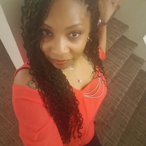 Profile Picture of Gwendalyn Carver (@cgwendalyn1115) on Poshmark