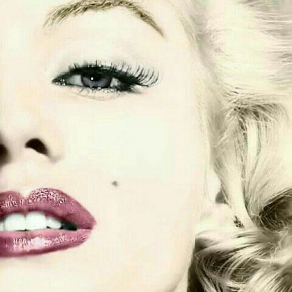 Profile Picture of M Graves (@mony091716) on Poshmark