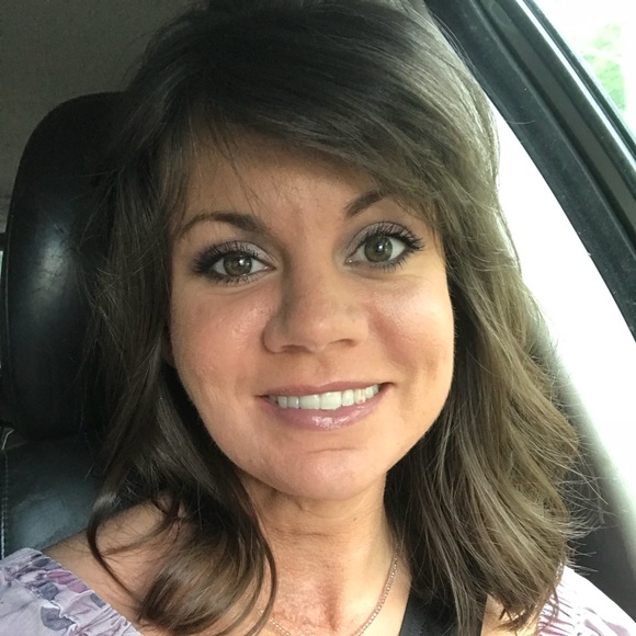 Profile Picture of Melanie Caulder (@melcaulder) on Poshmark