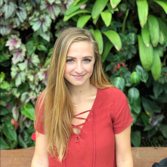 Profile Picture of Melanie Nisenson (@mnisenson) on Poshmark