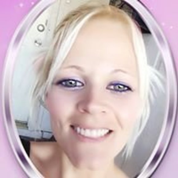 Profile Picture of Janet Bonner (@janetsplanet6) on Poshmark