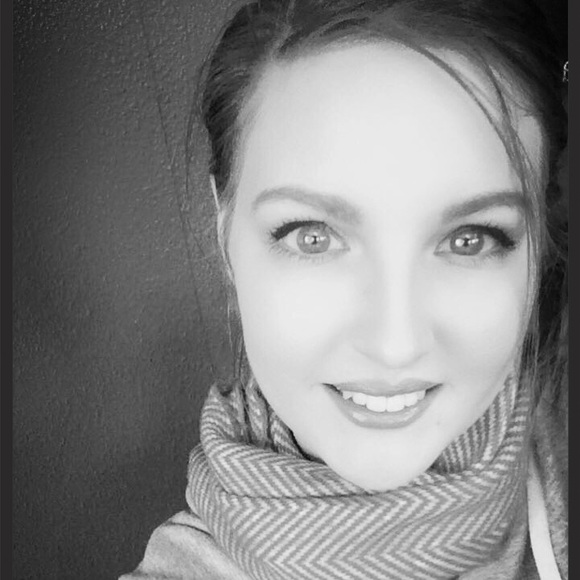 Profile Picture of Jennifer Curbow (@jlcoul07) on Poshmark