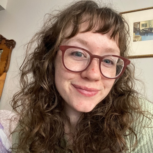 Profile Picture of Carolyn Travassos (@carolyndandie) on Poshmark