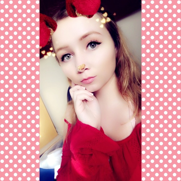 Profile Picture of Haley Briggs (@ang3l493) on Poshmark