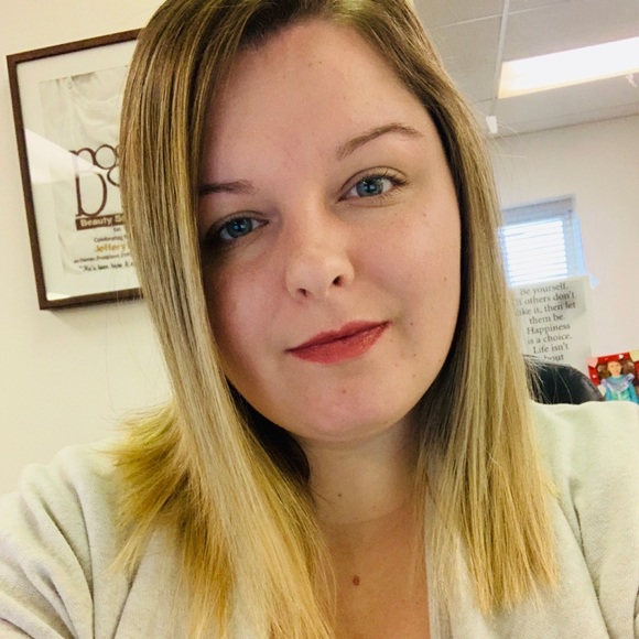 Profile Picture of Jessica Logue (@jlogye0907) on Poshmark