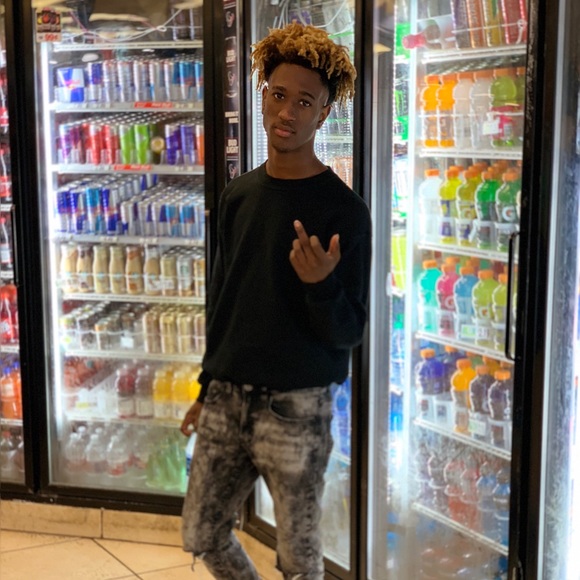 Profile Picture of Rayvon Walls (@rayvonwalls) on Poshmark