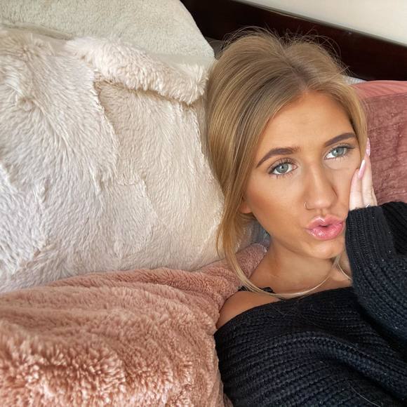 Profile Picture of Hayley Blumhardt (@hayleyblumhardt) on Poshmark