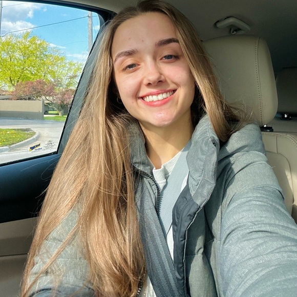 Profile Picture of Taylor Wallace (@taylorwallacee) on Poshmark