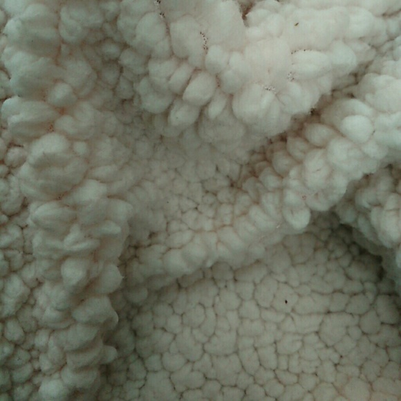 Profile Picture of Hannah Gustely (@hannah122502) on Poshmark