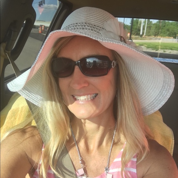 Profile Picture of Michelle Carter (@michellecarter3) on Poshmark