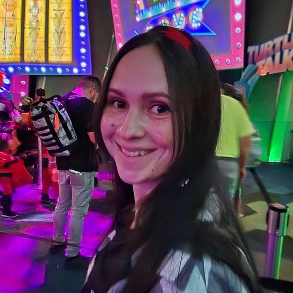 Profile Picture of Linda Constantinescu (@lindaaudreyc) on Poshmark