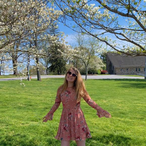 Profile Picture of Amy Griffin (@amy070201) on Poshmark