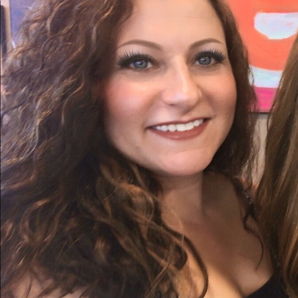Profile Picture of Julia Bennett (@julianashville) on Poshmark