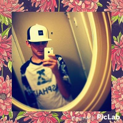 Profile Picture of Dustin Jay Hollowell (@dustinbustin121) on Twitter