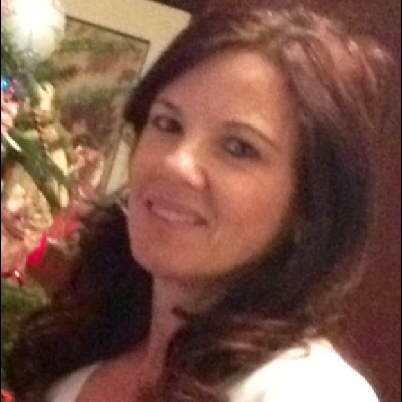 Profile Picture of Donna Logue (@lmoth) on Poshmark