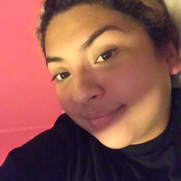 Profile Picture of Julissa Manqueros (@jmanqueros) on Poshmark