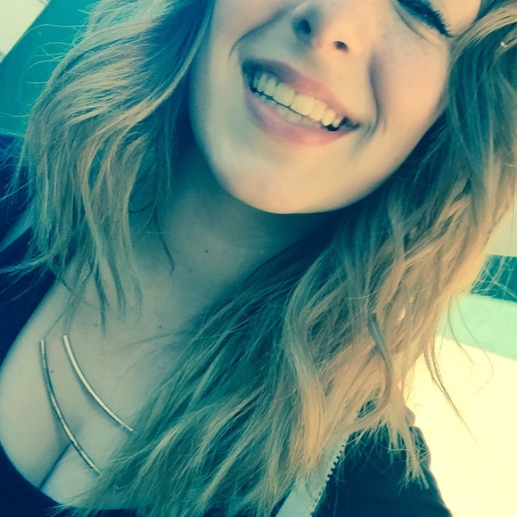 Profile Picture of Yeliah Richling (@simplieerichh) on Poshmark