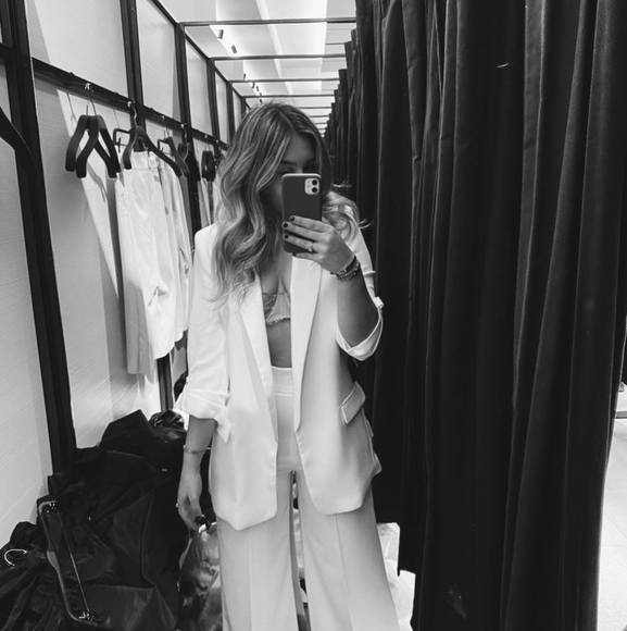 Profile Picture of Amanda Lomauro (@xarubaxrocks) on Poshmark