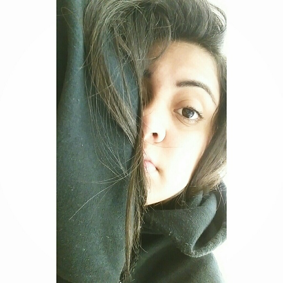 Profile Picture of Genesis Andrade (@bellaomega) on Poshmark