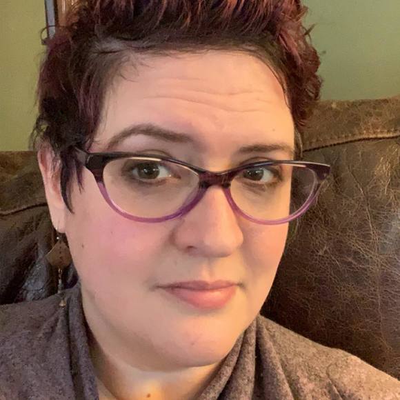 Profile Picture of Lindsay Loo (@lindsayaloo) on Poshmark