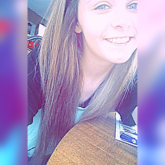 Profile Picture of Summer Massingill (@summercheyanne) on Poshmark