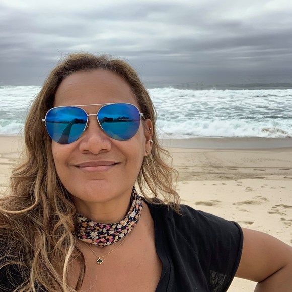 Profile Picture of Daniela Galvao (@ddpgalvao) on Poshmark