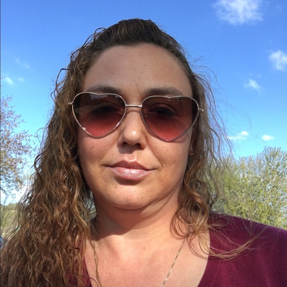 Profile Picture of Danielle Bryant (@ninnie226949) on Poshmark