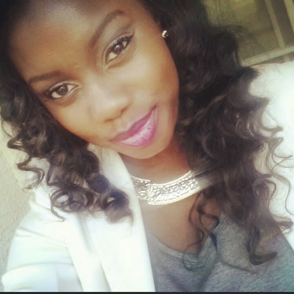 Profile Picture of Danielle Carson (@deedizzle_) on Poshmark