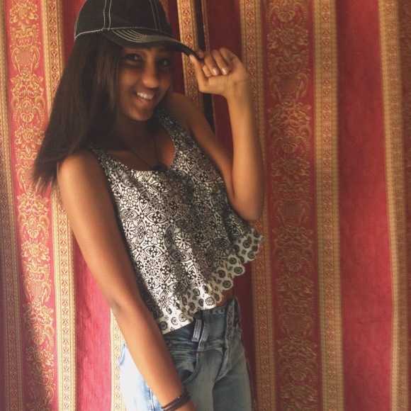 Profile Picture of Ruth Simon (@ruthsimon2366) on Poshmark