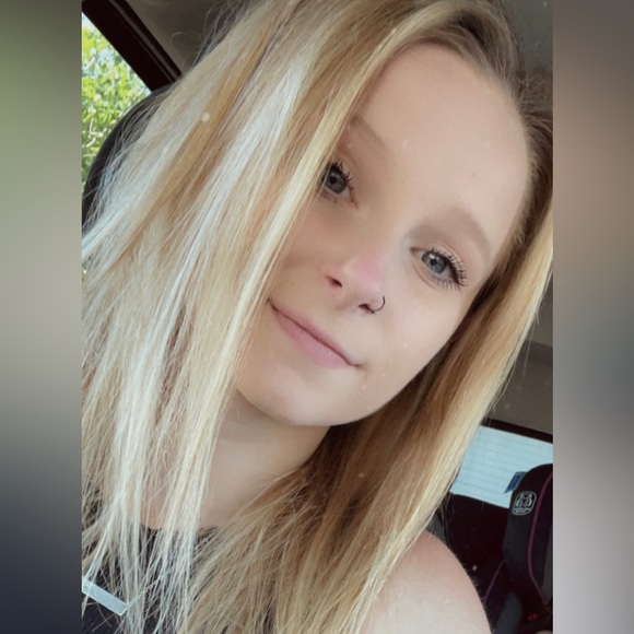 Profile Picture of Marissa Tufteskog (@marissaajoyy) on Poshmark