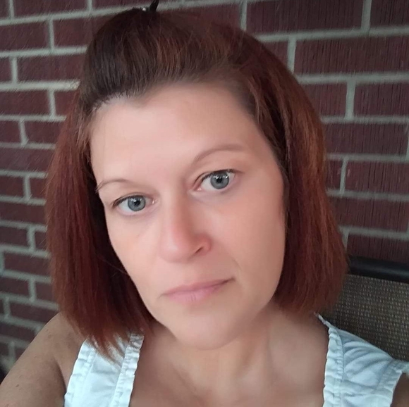 Profile Picture of Tracy Selanders (@ellen263) on Poshmark