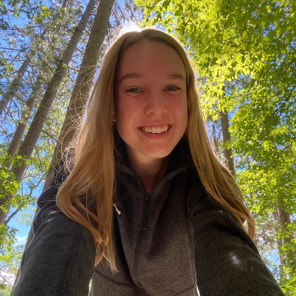 Profile Picture of Elizabeth Gresenz (@egresenz) on Poshmark