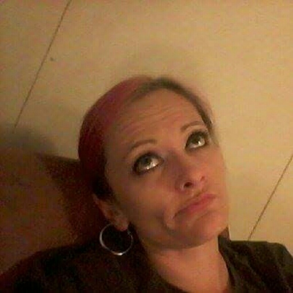 Profile Picture of Amanda Swift (@acesswift) on Poshmark