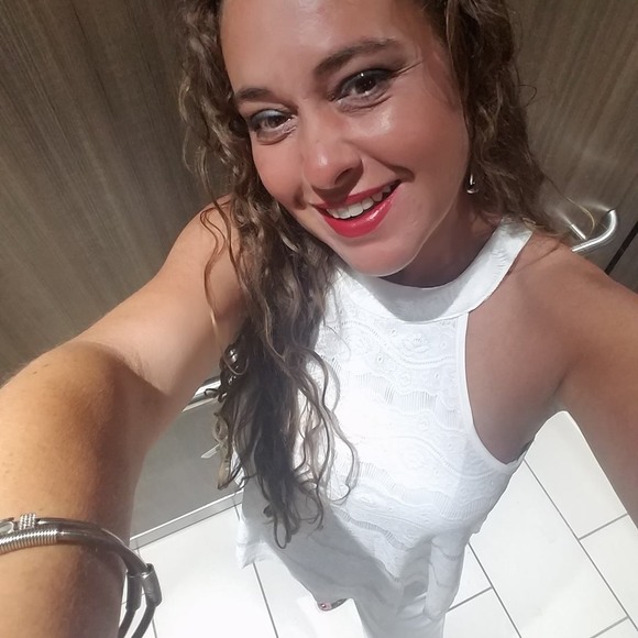 Profile Picture of Jessica Mulkey (@usdfgtfb) on Poshmark