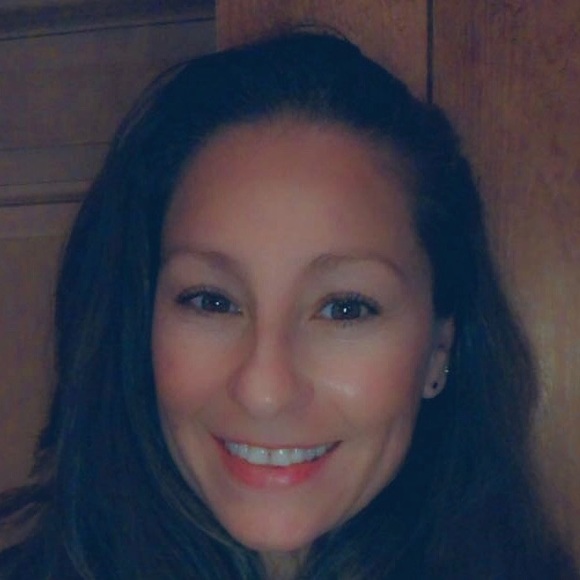 Profile Picture of Michele Pizzutello (@mickipizz) on Poshmark