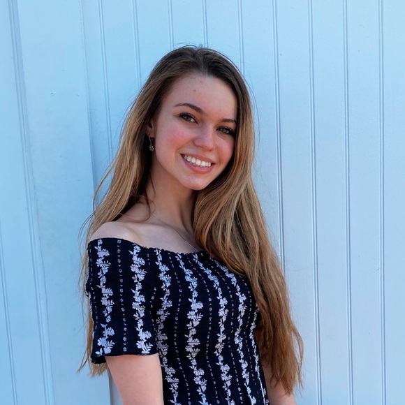 Profile Picture of Amanda Kolbinsky (@kolbinsky8262) on Poshmark