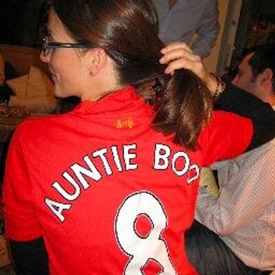 Profile Picture of Beth Roberts-Miller (@bethdoesmakeup) on Twitter